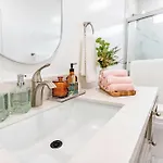 Modern 5-Bedroom House Free Parking
