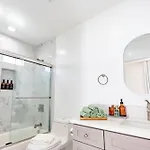 Modern 5-Bedroom House Free Parking