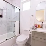 Modern 5-Bedroom House Free Parking